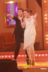 组图：谭咏麟关心妍台上合唱 众星现身无线电视城