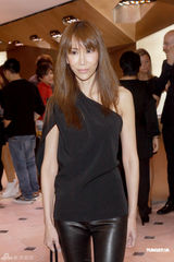 周慧敏自言有不少同志朋友 赌王四太送何超盈首饰