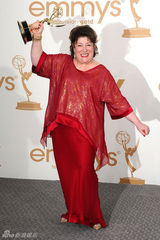 组图：艾美奖后台 玛格-马丁戴尔获奖喜出望外