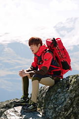 组图：李敏镐公开新广告拍摄现场 展帅男人魅力