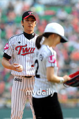 组图：金泰熙为棒球比赛开球 英姿飒爽有模有样