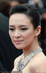 组图：章子怡灰墨裹胸裙走红毯妆容精致