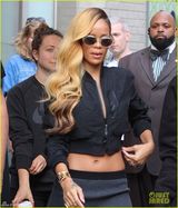 组图：蕾哈娜墨超遮面现身 昂首阔步得意洋洋