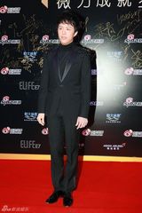 组图：2013微博之夜红毯 李云迪儒雅亮相