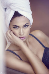 高清图：意大利球星维埃里娇妻《名利场》写真