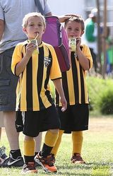 组图：布兰妮爱子阳光魅力 玩鬼脸与妹子齐卖萌