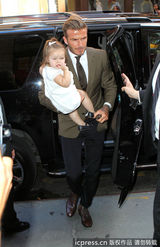 组图：小贝携妻女现身 小七眼神超萌