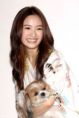 幻灯图集：林依晨穿心型白裙拍宣传照带爱犬入镜