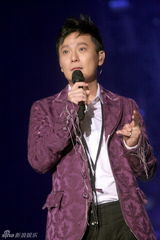 组图：张信哲上海演唱会 出道20年经典情歌一网打尽