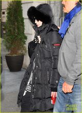 组图：麦当娜携小男友与孩子赴教会 粉耳帽卖萌