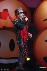 组图：张达明栋笃笑庆15周年 扮公主辣妹笑料百出