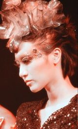 组图：尚雯婕惊异造型盘点 老人妆独领风骚