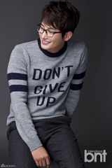 组图：朴施厚曝新年首批写真 休闲调皮抢眼球