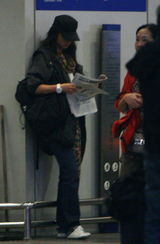 组图：汤唯返京现身机场 风衣仔裤有文青范儿