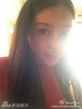 组图：Angelababy新年红裙写真 自言铁人渴望休假