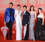 组图：张蓝心深V白裙秀性感身材