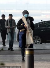 组图：周迅口罩遮面现身 着臃肿羽绒服抱热水袋