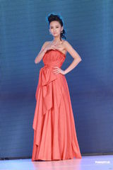 组图：名模婚纱展争奇斗艳 Ana R不幸丢手机