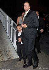 组图：布兰妮低胸装参加妹妹婚礼 面部苍老疲惫