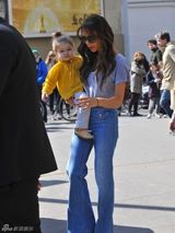 组图：贝嫂携子女团外出 小七亮黄衫卖萌抢镜