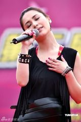 幻灯图集：阿娇桃花节热舞献唱 担心“桃花劫”