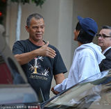 组图：蕾哈娜短发运动装现身 与父亲亲密拥抱