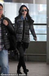 组图：刘亦菲江一燕现身机场热聊不甩陈嘉上