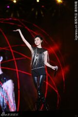 组图：中秋蔡依林献唱露胸光 谢霆锋拒谈王菲