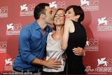 组图：《夜幕降临之时》发布会 导演获主演献吻