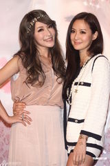 组图：萧亚轩田园风长裙亮相孙芸芸秀美腿抢镜