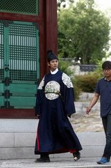 高清组图：朱智勋拍《我是王》穿古装显气势