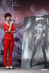 组图：李宇春红装现身宣布将开唱 拒细谈新唱片