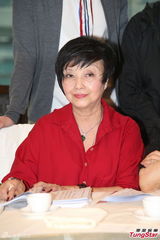 组图：白雪仙梅雪诗纪念任剑辉 贵气珠宝环身