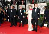 高清图：第69届金球奖红毯朱莉皮特情侣档亮相
