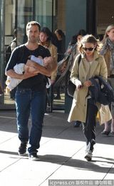 组图：娜塔丽波特曼与丈夫晒恩爱 小宝宝后背走光