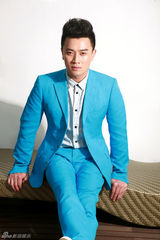 组图：蒋毅蓝色西装写真 贵族气质显质感