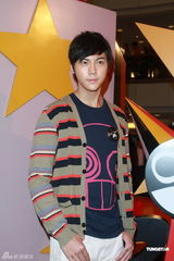 组图：陈伟霆出席时装活动 官恩娜与Mandy Lieu比美