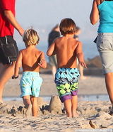 组图：布兰妮父母携外孙嬉戏 离异后再聚首相处愉快