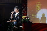 组图：王菲出席慈善活动捐赠演出服拍得35万