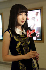 组图：程媛媛靓装出席首映礼 复古小裙俏皮