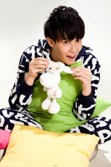 组图：向华最新写真曝光 穿连体衣卖萌