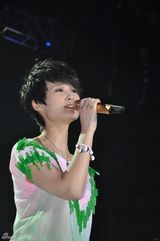 高清图：李宇春个唱成催泪弹 谢霆锋重弹吉他落泪