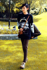 组图：唐艺昕秋日写真俏皮可人化身轻熟甜心