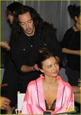 组图：维多利亚秘密曝秀场后台照 超模穿粉红睡衣