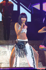 组图：吉克隽逸开唱 好声音导师学员齐捧场