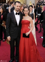 高清组图：娜塔丽-波特曼携未婚夫本杰明晒恩爱