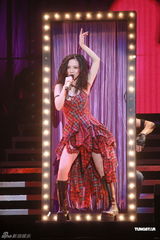 组图：邓紫棋红馆开唱张芸京助阵 为离世外婆献歌