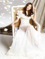 组图：徐静蕾婚纱照手捧花束端庄甜美