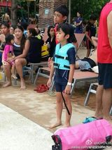 组图：张柏芝抱两子玩水 吻小Q额头母爱四溢