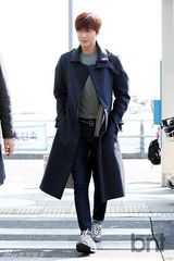 组图：李敏镐飞杭州代言 秀长腿笑容迷人